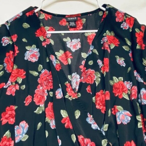 Torrid Peplum Blouse Women's 2/2X Black Red Floral Wrap Look Short Sleeve EUC - Picture 4 of 11